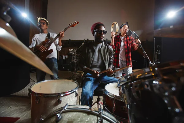 Tres Jóvenes Músicos Tocando Instrumentos Musicales Interpretando Canciones Estudio Discos — Foto de Stock