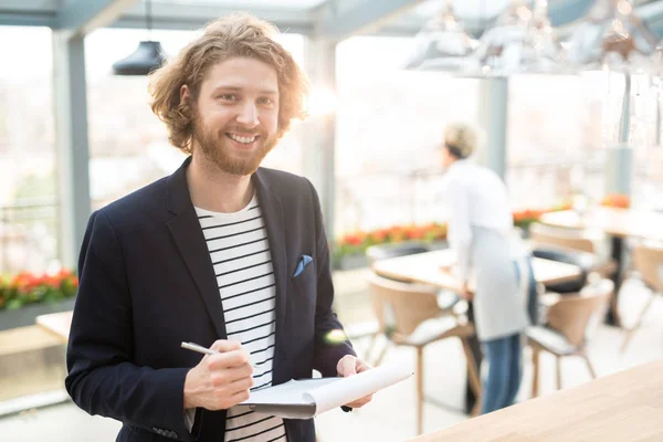 Feliz Hombre Negocios Con Documento Haciendo Notas Sobre Nuevo Restaurante — Foto de Stock