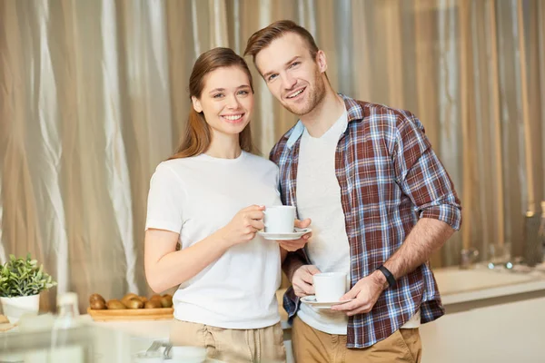 Mosolygó Fiatal Pár Tölteni Időt Konyhában Csésze Tea Vagy Kávé — Stock Fotó