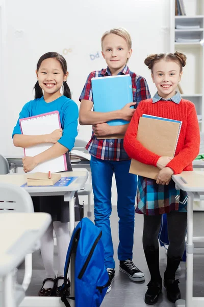 Niñas Amigables Niño Con Libros Mirando Cámara Aula — Foto de Stock