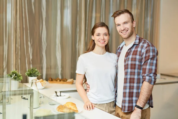 Jovens Felizes Casal Afetuoso Vai Preparar Tomar Café Manhã Cozinha — Fotografia de Stock