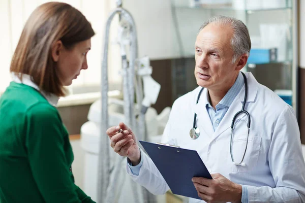 Aged Doctor Consulting His Young Patient Giving Her Recommendations — Stock Photo, Image