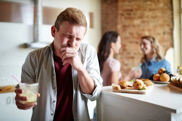 Joven Con Dientes Sensibles Tocándose Boca Después Beber Limonada Fría —  Fotos de Stock