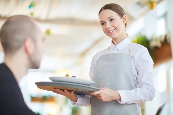 Młoda Kelnerka Tacką Zamówienie Klienta Jej Wprowadzenia Restauracji — Zdjęcie stockowe