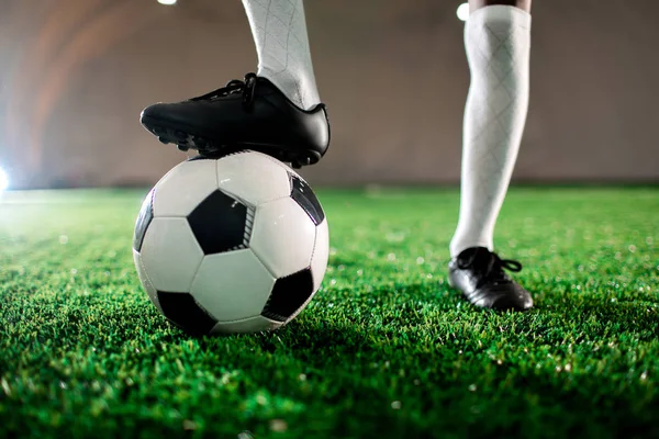 Joven Futbolista Botas Calcetines Manteniendo Pie Pelota Mientras Está Pie — Foto de Stock