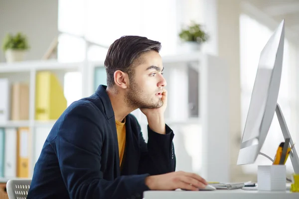 Ondernemer Manager Leren Van Financiële Gegevens Het Net Het Bekijken — Stockfoto