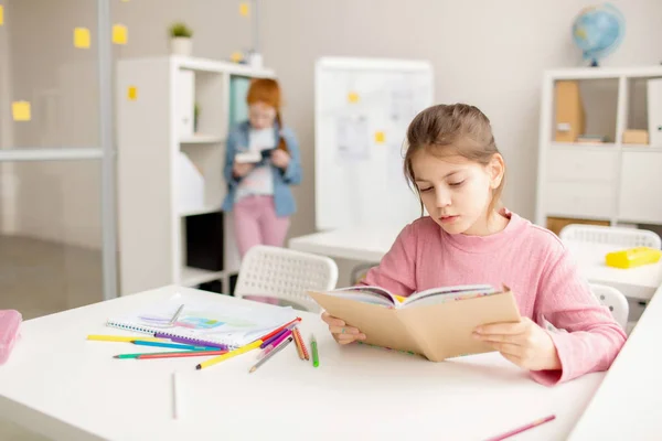 Allvarlig Skolflicka Intressant Bok Skolbiblioteket Samtidigt Förbereda Sig För Nästa — Stockfoto