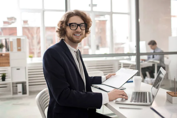 Ung Chef Kostym Och Glasögon Sitter Vid Skrivbord Office Analysera — Stockfoto