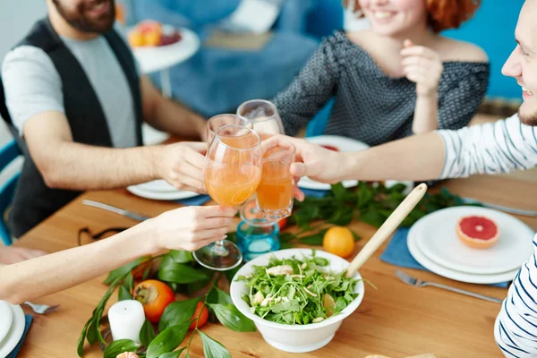 Manos Humanas Tintineando Por Vasos Jugo Frutas Durante Cena Vegetariana — Foto de Stock