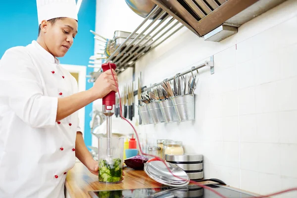 Chef Kok Van Restaurant Elektrische Blender Met Verse Gezonde Broccoli — Stockfoto