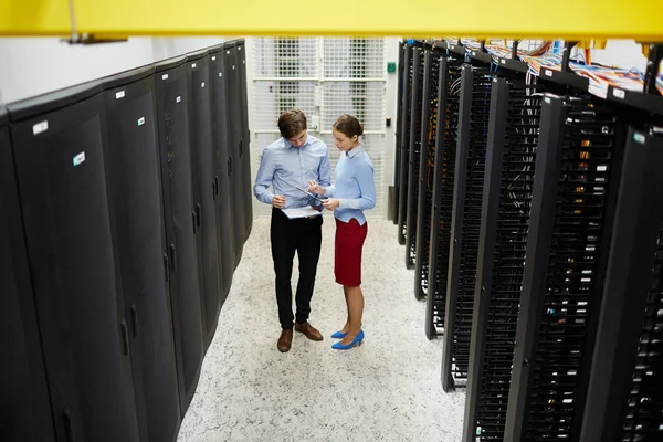 Giovane Personale Miniera Fattoria Piedi Corridoio Tra Hardware Stoccaggio Discutere — Foto Stock