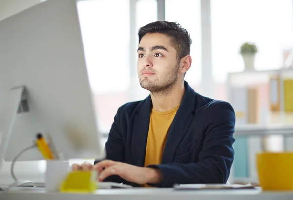 Joven Hombre Negocios Mirando Monitor Computadora Leyendo Datos Curiosos — Foto de Stock