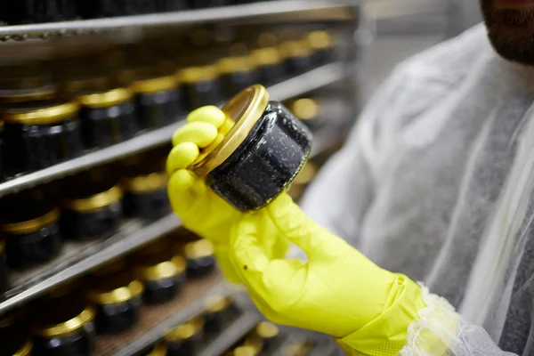 Fábrica Mariscos Experta Guantes Sosteniendo Tarro Pequeño Con Caviar Negro —  Fotos de Stock