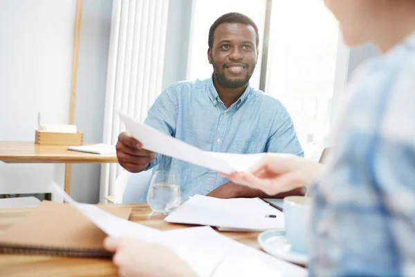 Uomo Affari Che Passa Carta Firma Contratto Con Suo Collega — Foto Stock