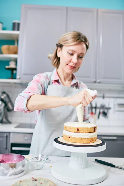 Joven Pastelero Decorando Sabroso Pastel Con Crema Batida Trabajo — Foto de Stock