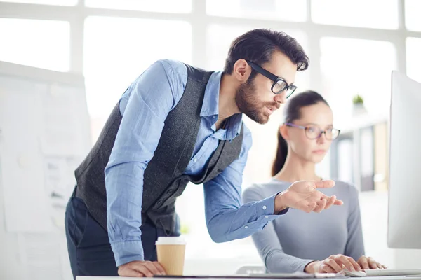 Empresário Explicando Dados Sobre Monitor Computador Para Seu Colega Escritório — Fotografia de Stock