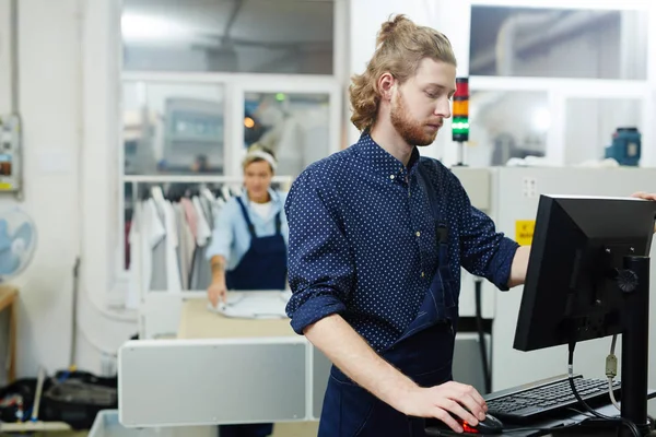 Trabalhador Sério Escritório Tipografia Que Registra Ordens Clientes Computador — Fotografia de Stock