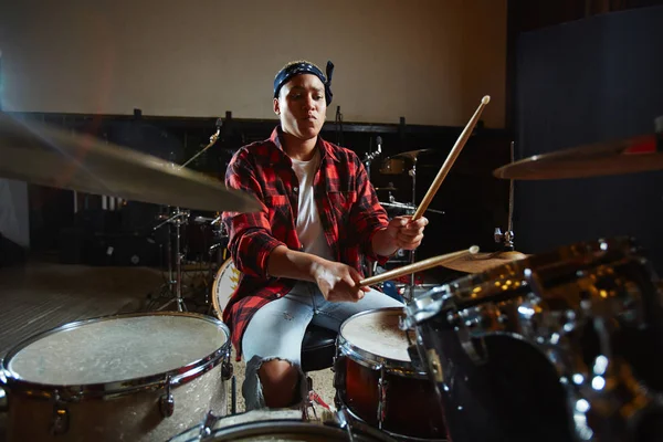 Junge Moderne Musikerin Spielt Schlagzeug Plattenstudio — Stockfoto