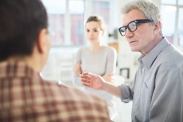 Mogen Ledare För Business Team Tittar Anställda Samtidigt Deltar Diskussionen — Stockfoto