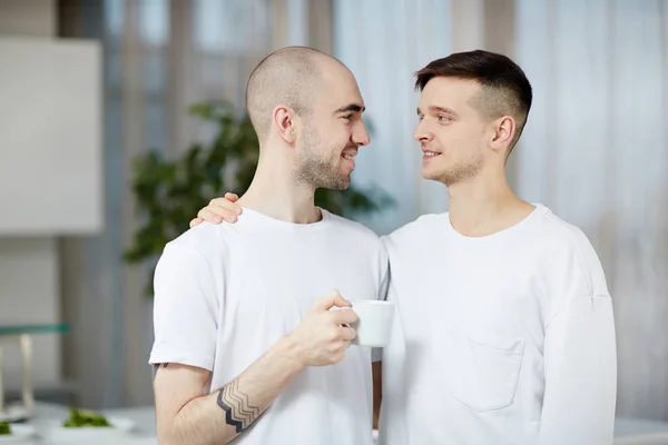 Két Szerelmi Homoszexuális Férfiak Nézték Egymást Míg Egyikük Kávézunk Reggel — Stock Fotó