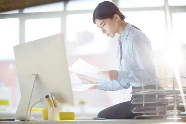 Joven Gerente Banco Concentrándose Lectura Papeles Financieros Mientras Está Sentado — Foto de Stock