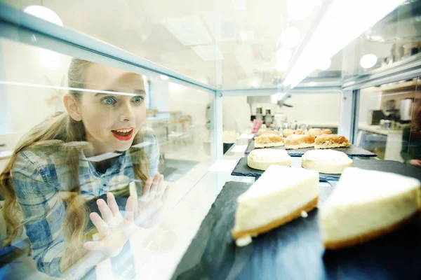 Ragazza Stupita Guardando Gustosa Pasticceria Attraverso Vetrina Mensa — Foto Stock