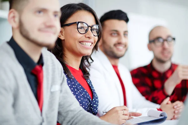 Gelukkig Jonge Manager Met Toothy Glimlach Haar Collega Luisteren Naar — Stockfoto