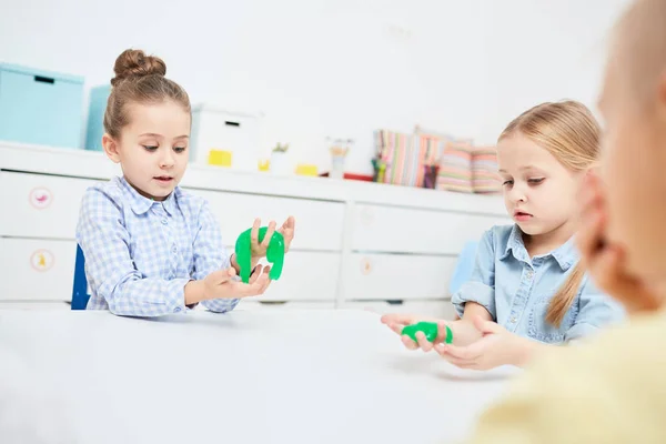 Meninas Brincando Com Lodo Verde Jardim Infância Sobre Mesa — Fotografia de Stock