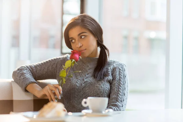 Mujer Joven Suéter Gris Oliendo Rosa Roja Fresca Mientras Pasa —  Fotos de Stock