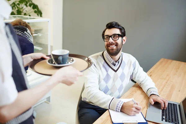 Feliz Hombre Negocios Barbudo Mirando Camarera Con Sonrisa Mientras Recibe — Foto de Stock