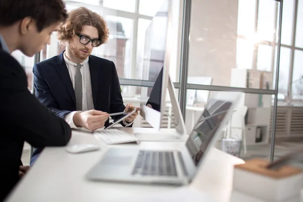 Manager Finanziario Con Touchpad Che Presenta Sue Idee Collega Discute — Foto Stock