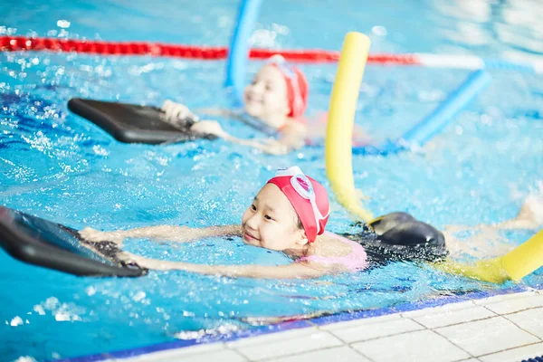 Roztomilá Školačka Její Přítel Plavání Speciálními Zařízeními Během Cvičení — Stock fotografie