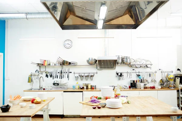 Рабочее Место Повара Столами Кухонными Принадлежностями Свежими Овощами Приготовления Пищи — стоковое фото