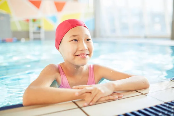 Glücklich Asiatische Mädchen Badebekleidung Stehen Wasser Des Schwimmbades Während Des — Stockfoto