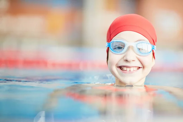 Gelukkig Jonge Zwemmer Bril Zwemmen Cap Kijken Uit Water Van — Stockfoto