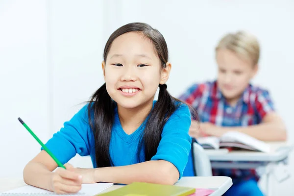 Asiatisk Skolflicka Och Hennes Klasskamrat Bakgrund Dra Lektion Enskilda Platser — Stockfoto