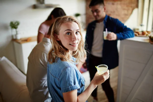 Bonita Rubia Con Vaso Bebida Mirando Camer Entre Sus Amigos — Foto de Stock