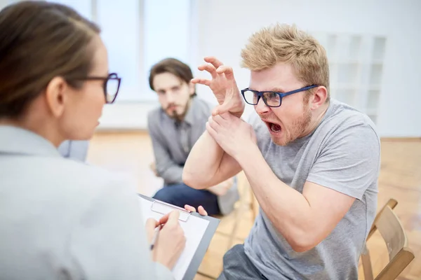 Bardzo Agresywne Młodego Pacjenta Psycholog Krzyczy Wyrażając Swój Gniew — Zdjęcie stockowe