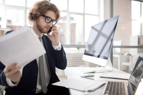 Ocupado Jovem Gerente Funcionário Escritório Falando Telefone Consultando Dos Clientes — Fotografia de Stock