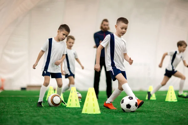 Garçons Actifs Uniforme Entraînement Avec Des Balles Tout Courant Par — Photo