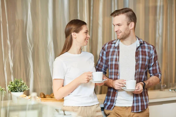 年轻的丈夫和妻子在厨房里喝咖啡 早上说话 — 图库照片
