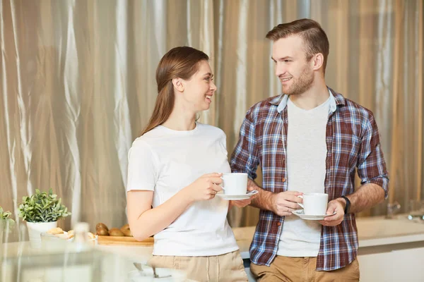 Jovem Marido Mulher Tomando Café Cozinha Conversando Manhã — Fotografia de Stock