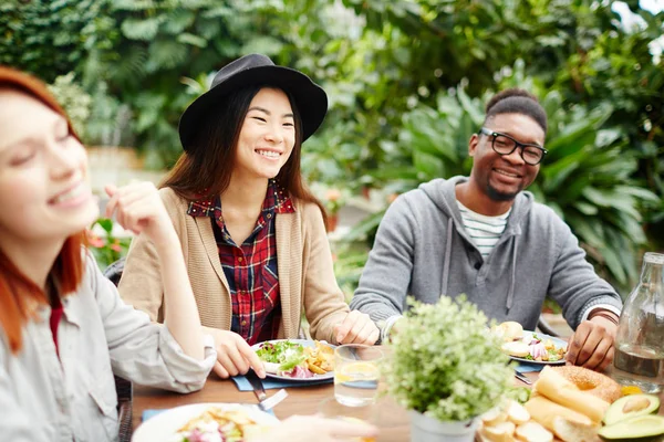 Gruppe Interkultureller Freunde Lacht Beim Festlichen Abendessen Einem Sommertag Garten — Stockfoto