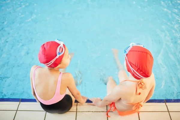 Vista General Dos Amigas Traje Baño Pasando Tiempo Piscina Después —  Fotos de Stock