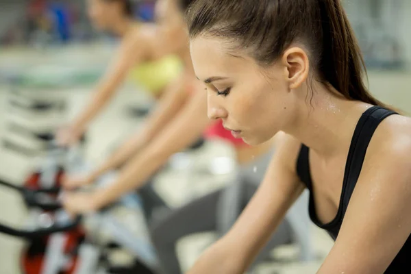 Svettig Tjej Utbildning Hårt Träning Sportutrustning Gymmet — Stockfoto