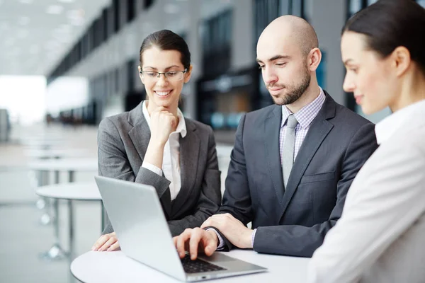 Självsäker Affärspartners Formalwear Sitter Vid Bordet Flygplatsens Vänthall Och Surfar — Stockfoto