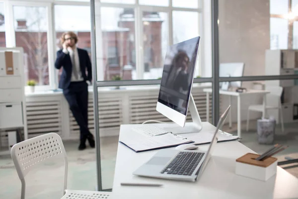 Biurko Pracownik Biurowy Komputera Osobistego Laptopa Biznesmen Stojąc Przez Okno — Zdjęcie stockowe