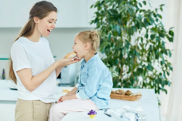 Mujer Joven Alimentando Hija Con Apetitoso Sándwich Casero Para Desayuno — Foto de Stock