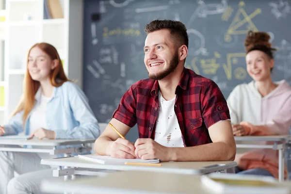 Aluno Ensino Médio Olhando Para Professor Com Sorriso Enquanto Ouve — Fotografia de Stock