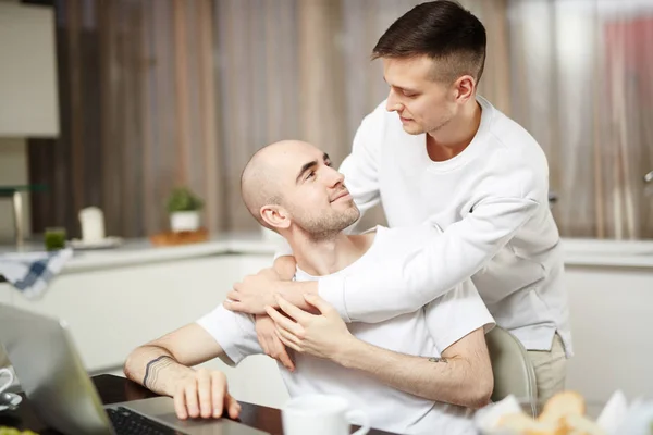 Jonge Homoseksuele Liefhebbers Kijken Elkaar Greep Thuis — Stockfoto